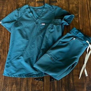 Figs scrub set